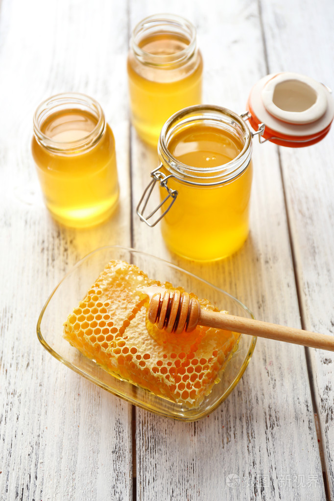 新鲜的蜂蜜木制的桌子上