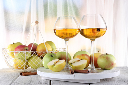 苹果酒和新鲜的苹果