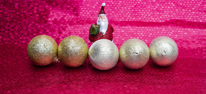 圣诞节装饰品, 金球和圣诞老人在红色背景与复制空间