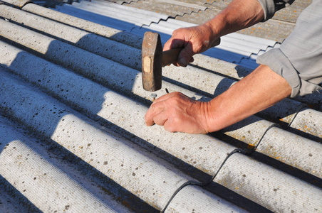 排水沟清洁屋顶更换损坏的石棉瓦石棉屋面施工.