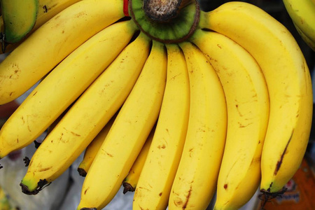 新鲜的香蕉在市场是美味
