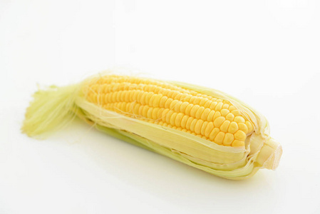 甜玉米隔离在白色背景上的耳朵