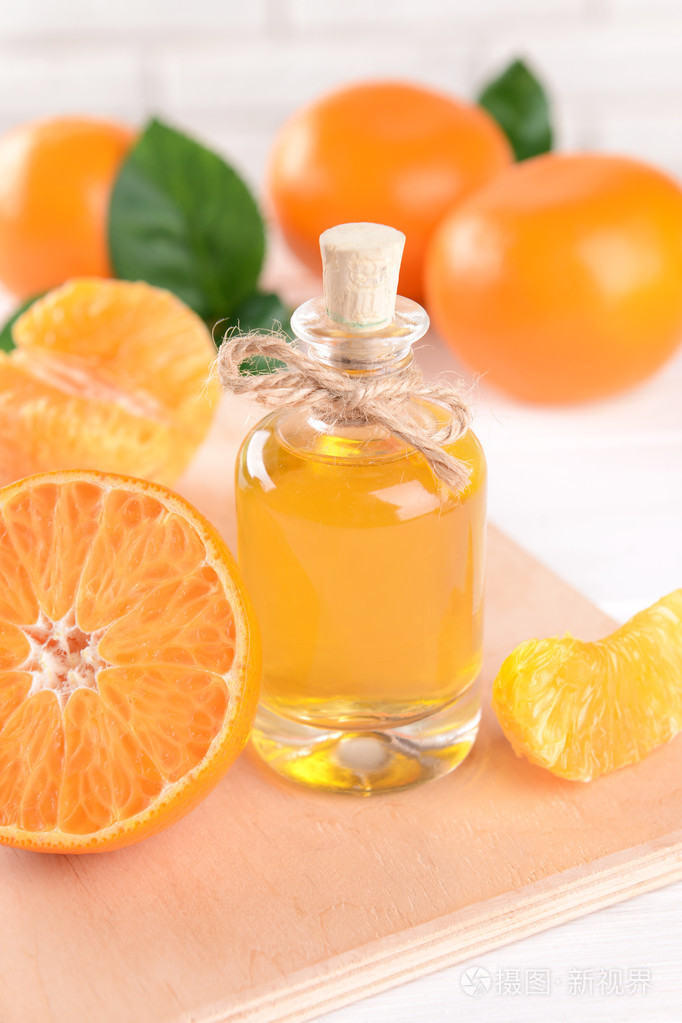 桌子上的橘子油