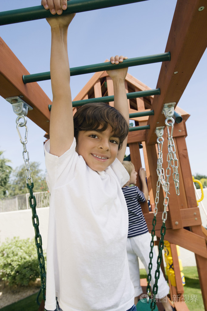 小男孩在丛林健身房