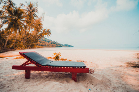美丽的热带海滩和海洋与天堂岛椰子棕榈树的椅子