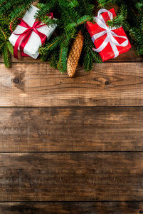 圣诞礼物礼品盒和装饰, 冷杉树 branchesabove 复制空间文本