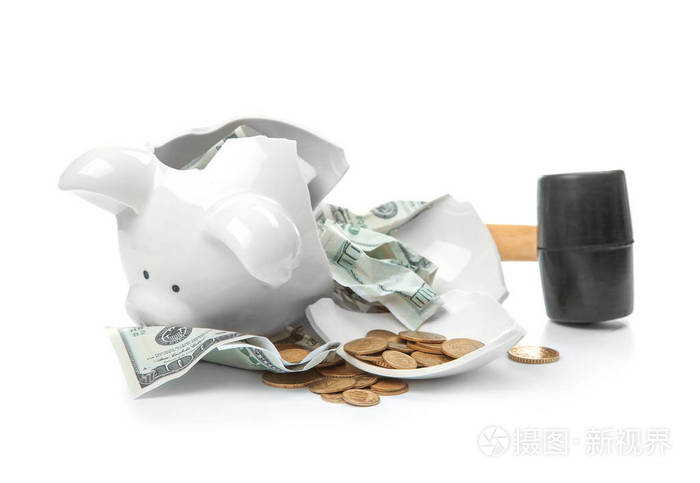 破碎的储钱罐与钱和白色背景上的锤子