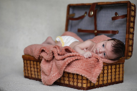 刚出生的婴儿躺在毯子上