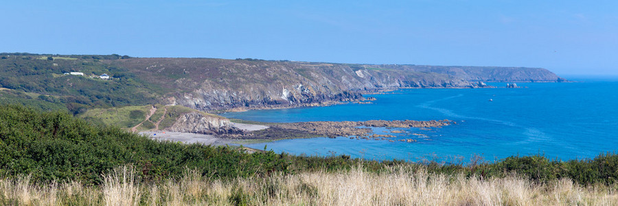 蜥蜴半岛朝 kennack 沙滩海岸康沃尔和指南针湾西南英格兰英国在晴朗的蓝天底下夏天天全景