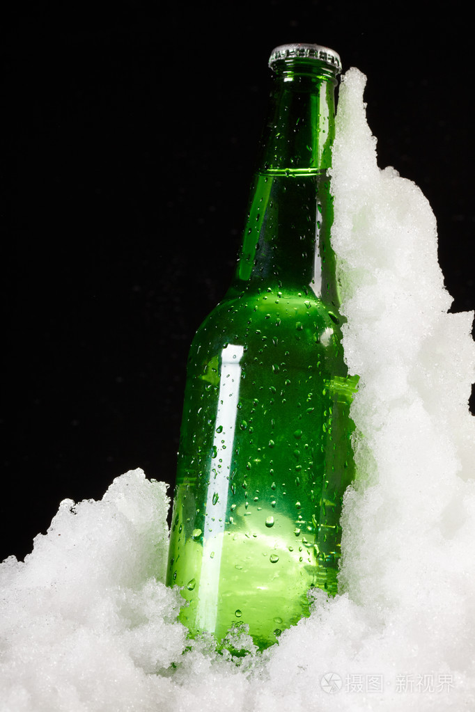 在雪中的啤酒瓶