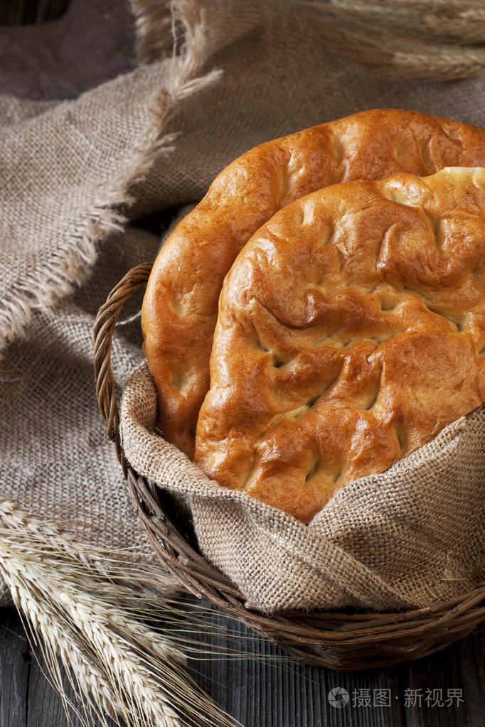 新鲜出炉的传统土耳其面包