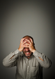 黑暗的想法神经质的发抖 忐忑不安副柄工具夹住一块夹板,夹杂着忐忑二