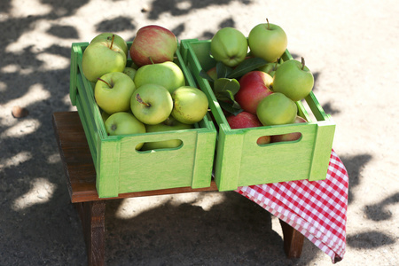 多汁的苹果在木盒中，户外