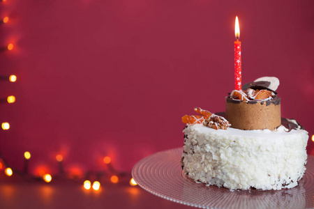 用燃烧的蜡烛的生日蛋糕
