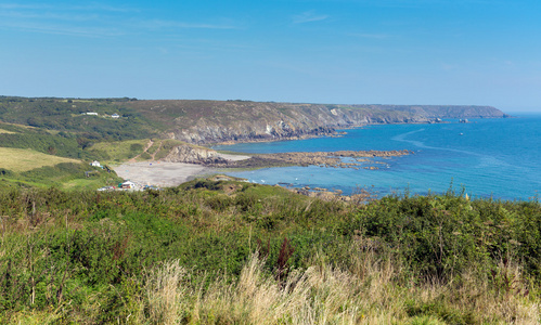 蜥蜴半岛朝 kennack 沙滩海岸康沃尔和指南针湾西南英格兰英国在晴朗的蓝天底下夏季的一天