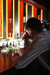 悲哀的年轻人在酒吧