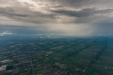 从飞机到陆地与云彩的看法