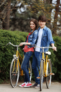 与在公园里骑自行车的年轻夫妇