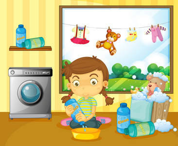 一个女孩洗她的毛绒的玩具照片