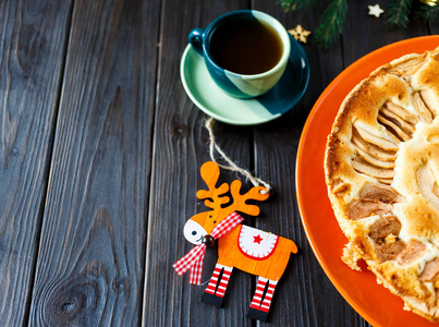 圣诞节水果蛋糕, 在棕色木桌上的橙色盘子上用苹果装饰。Delicioius 自制糕点。新年和圣诞庆典概念