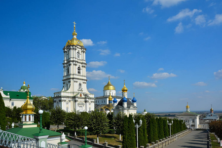 蓝色天空下的山金：乌克兰宗教建筑