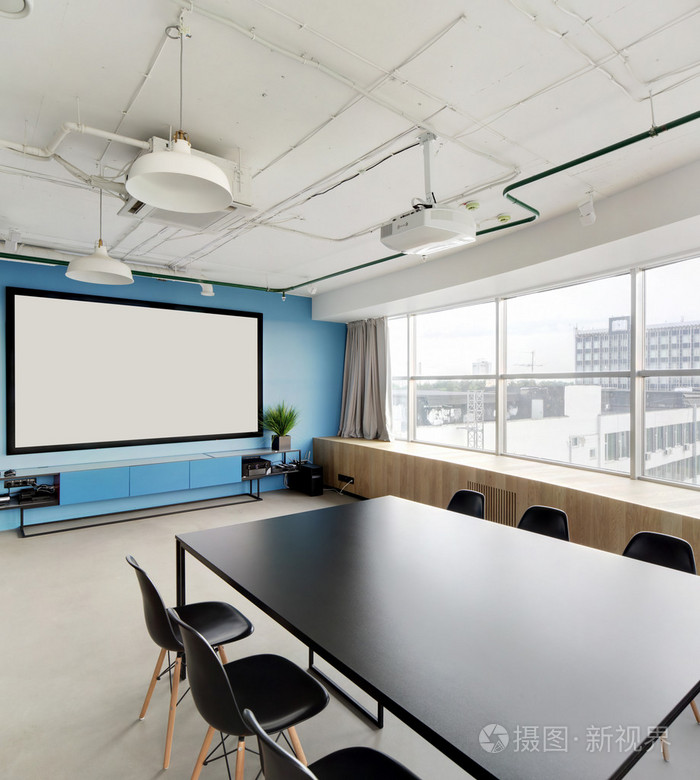 投影仪在时尚的办公室房间