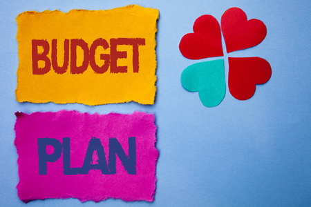 显示预算计划的文本符号。概念照片会计策略预算财政收入经济学写在泪纸上的蓝色背景心在它旁边