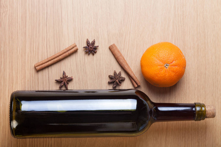 鲜橙色，葡萄和香料轻木制的桌子上的瓶子