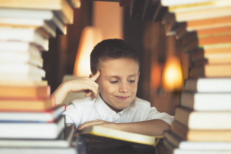 正在看书男孩图片