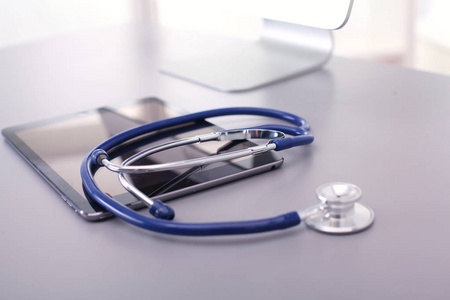 医疗设备 白色背景的蓝色听诊器和片剂。医疗设备