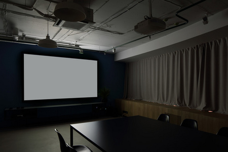 投影仪在时尚的办公室房间图片