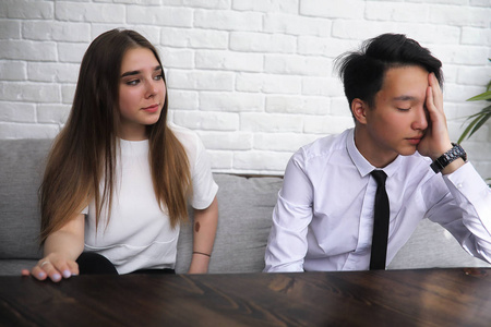 两个年轻人在办公室里聊天.照片