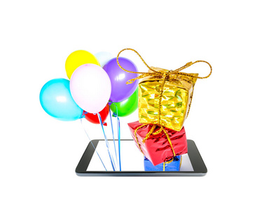 礼品盒在一个多色包装绷带与弓和五颜六色的气球, 走出智能手机屏幕上的白色背景下隔离