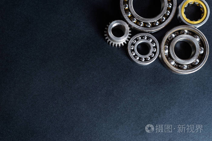 球轴承躺在黑色背景平面视图从上面
