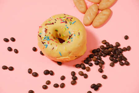 咖啡和甜甜圈。照片以粉红色的颜色顶部视图