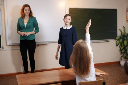 女学生在黑板前构成