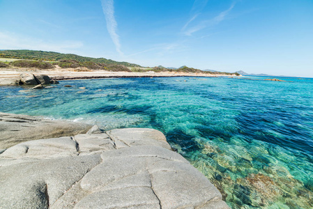 在卡斯蒂亚达斯的圣艾尔海滩的海边岩石。意大利撒丁岛