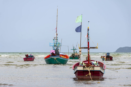 泰国渔船停泊在泰的红树林沿岸。极小的天空和云彩