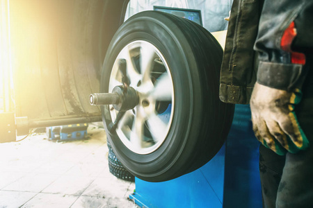 车轮平衡或修理和更换汽车汽车维修车库或车间的车辆轮胎机械工