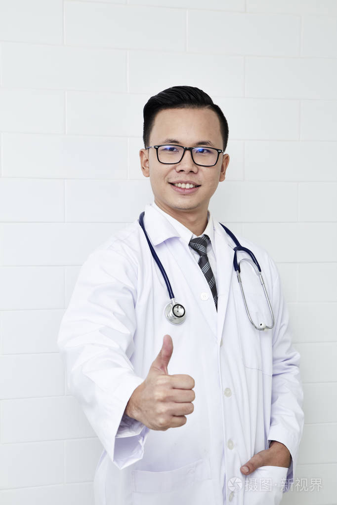 亚洲男性医生微笑与拇指后肖像, 技术沟通的概念复制空间