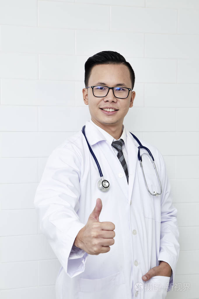 亚洲男性医生微笑与拇指后肖像, 技术沟通的概念.复制空间
