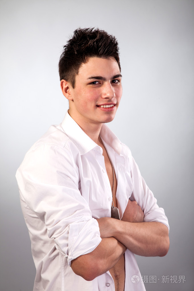 灰色背景上的健康肌肉年轻男子