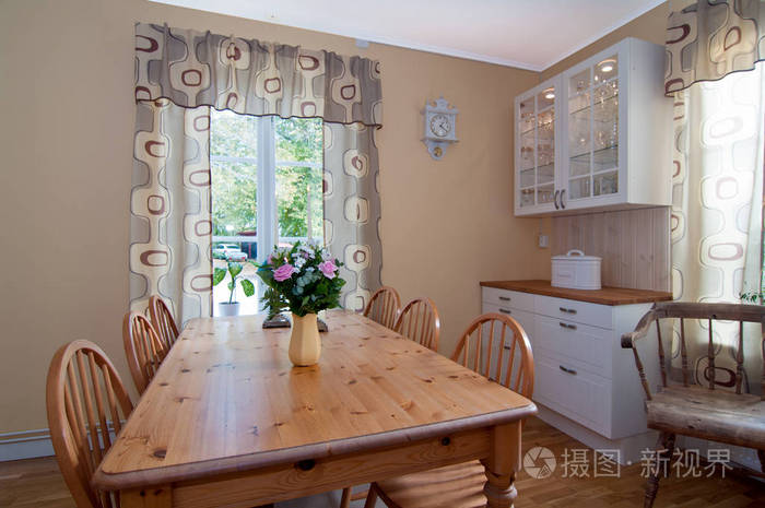 靠窗的厨房餐桌背景