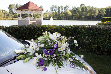 玫瑰花在婚礼白色汽车在湖边