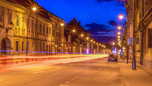 美丽的夜街道在日落在 Sibiu, 罗马尼亚