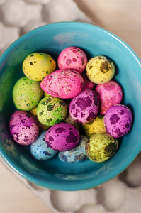 复活节多彩多姿染色的鹌鹑蛋