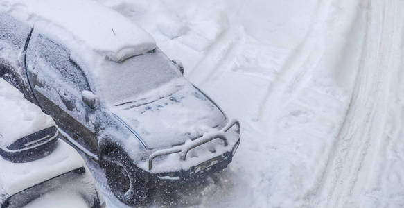 大雪中停放的汽车下雪
