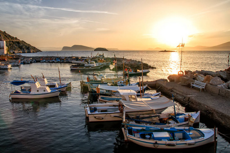 海日落渔船在图片 kamini 口岸在九头蛇海岛希腊