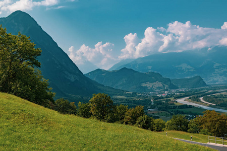 从边界进入瑞士的列支敦士登高山公国景观