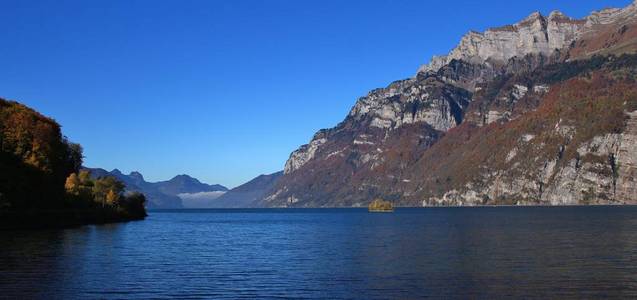 Walensee 湖和 Churfirsten 山脉。小岛